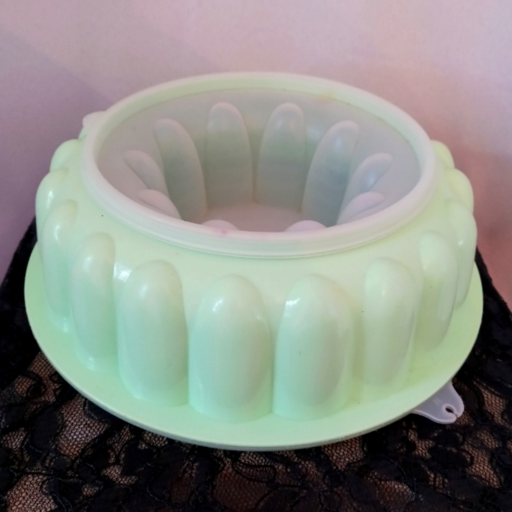 Vintage Tupperware jello mold